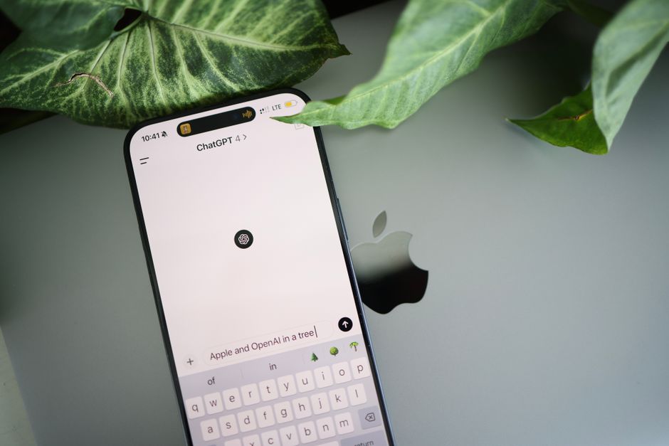 ChatGPT en un smartphone mostrando respuestas de IA