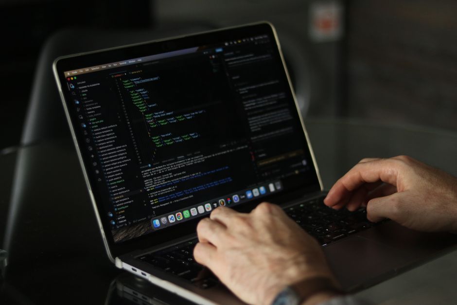 Desarrollador trabajando en código SEO en un portátil