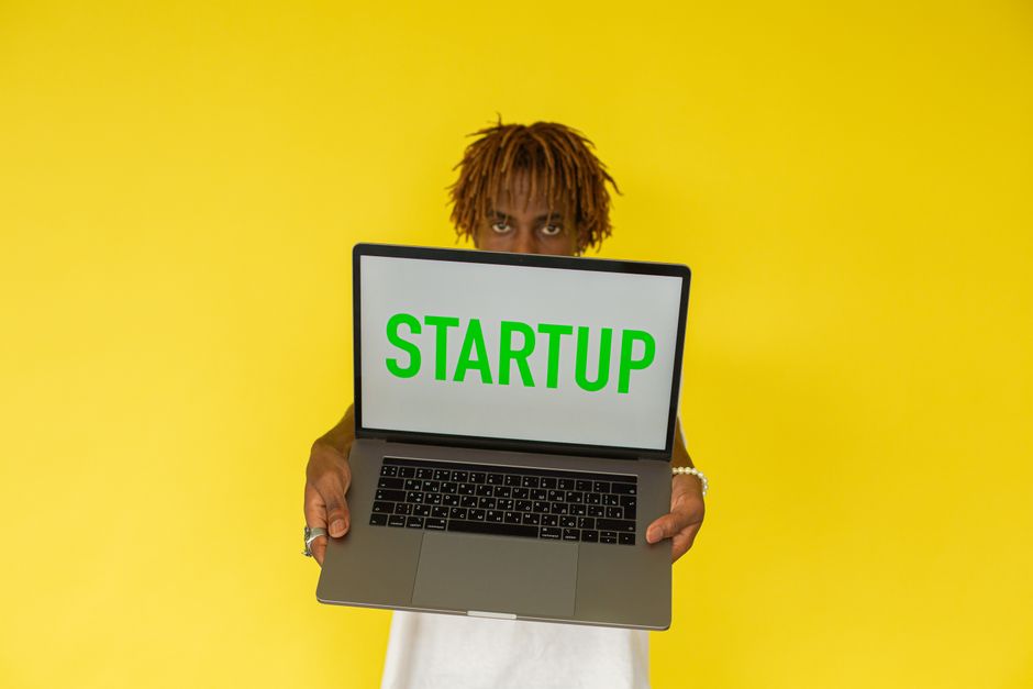 Founder de startup trabajando en estrategia de negocio